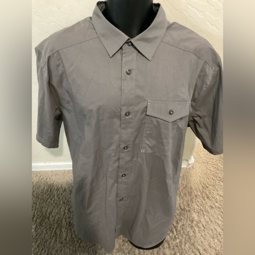 Men’s used  size XL UA under armour grey button down front shirt outdoor Pre own